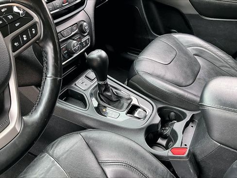 Used 2020 Jeep Cherokee Limited w/ Technology Group FWD image 17