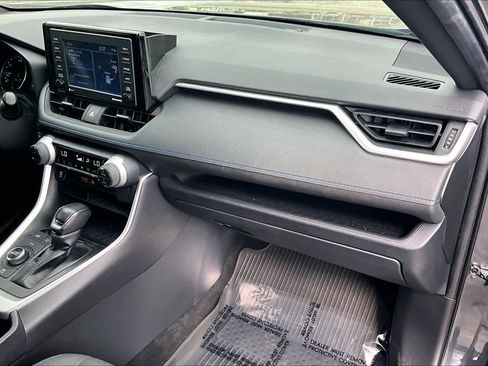 Used 2022 Toyota RAV4 SE image 18