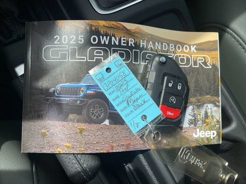 Used 2025 Jeep Gladiator Mojave w/ Convenience Group AWD/4WD image 10