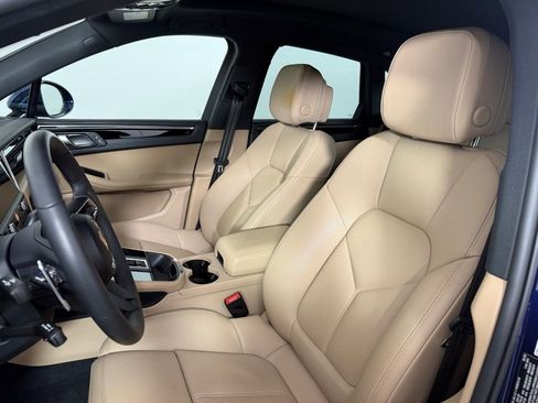 Certified 2025 Porsche Macan image 5