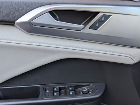 Used 2025 Volkswagen Taos SE image 12