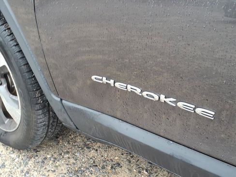 Used 2019 Jeep Cherokee Limited image 10