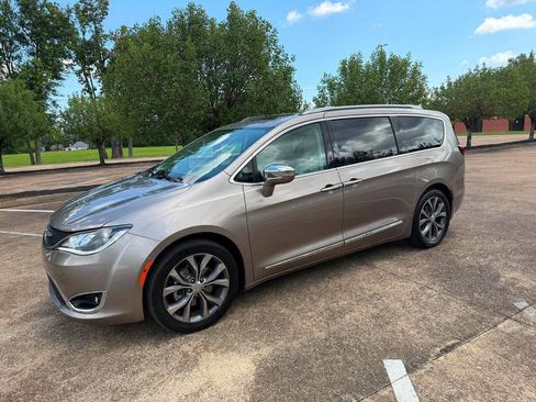 Used 2017 Chrysler Pacifica Limited FWD image 3