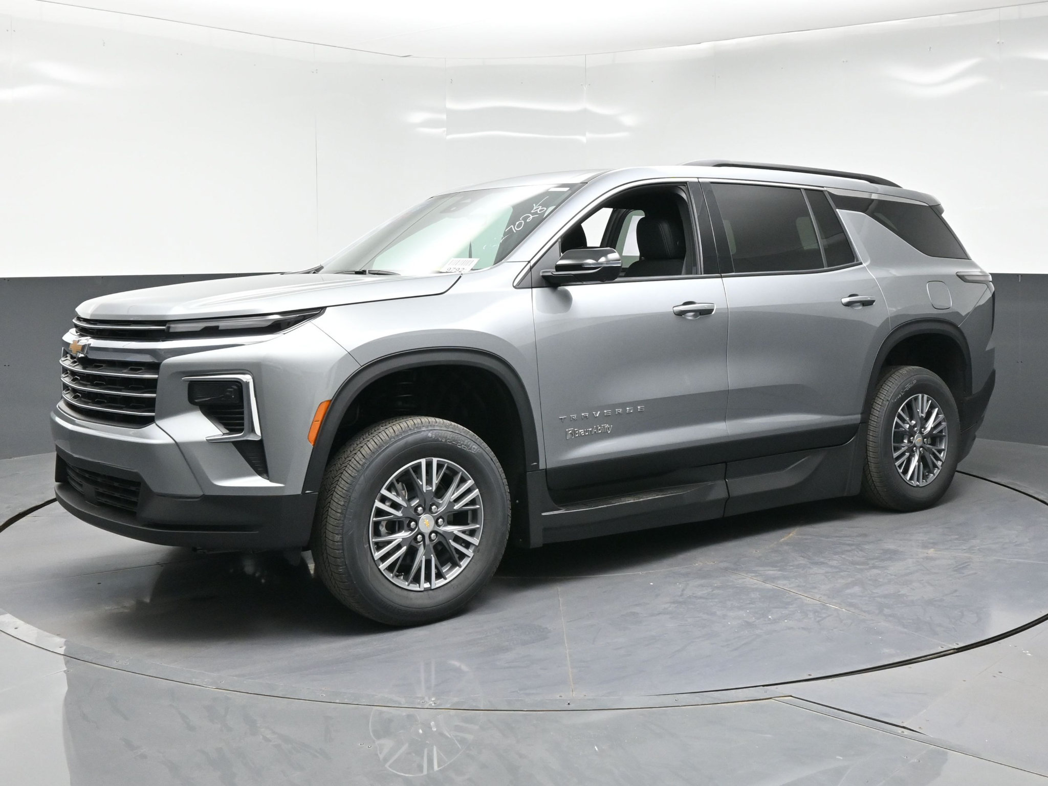 Used 2026 Chevrolet Traverse LT w/ Driver Confidence Package FWD image 3