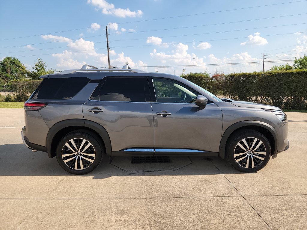 Used 2025 Nissan Pathfinder Platinum w/ Cargo Package FWD image 4