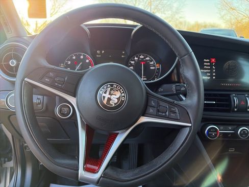 Used 2018 Alfa Romeo Giulia AWD image 14