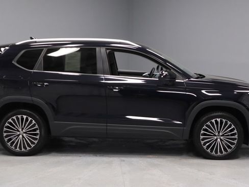 Used 2025 Volkswagen Taos SE FWD image 12