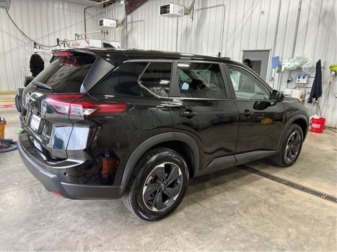 Used 2024 Nissan Rogue SV AWD/4WD image 5