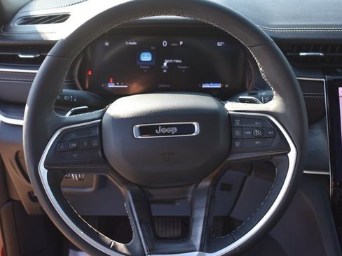 Used 2025 Jeep Grand Cherokee Limited RWD image 20