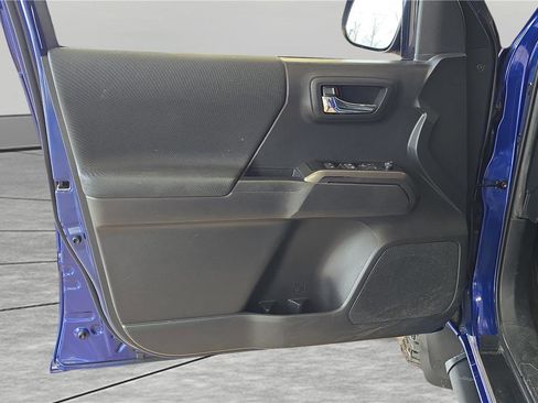 Used 2022 Toyota Tacoma TRD Off-Road image 12