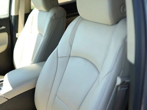 Used 2018 Buick Enclave Essence FWD image 17