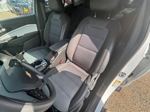 Used 2025 Chevrolet Trax LT FWD image 34