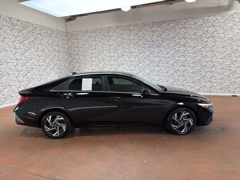 Used 2025 Hyundai Elantra SEL FWD image 8