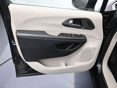 Certified 2023 Chrysler Pacifica Touring-L image 11