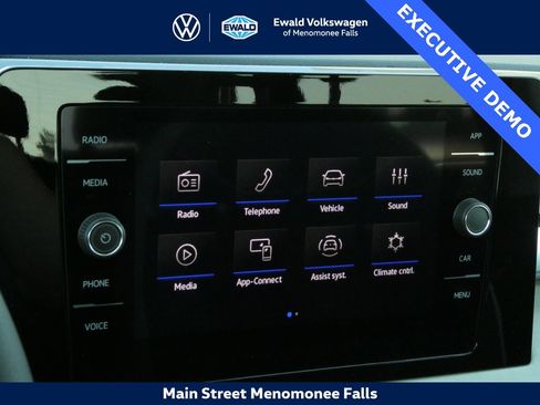 Used 2025 Volkswagen Taos SE image 6