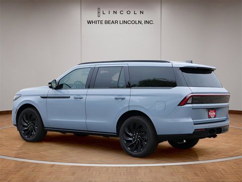 Used 2025 Lincoln Navigator Reserve w/ Jet Appearance Package image 7