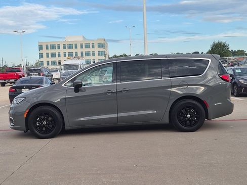 Used 2023 Chrysler Pacifica Touring-L FWD image 3