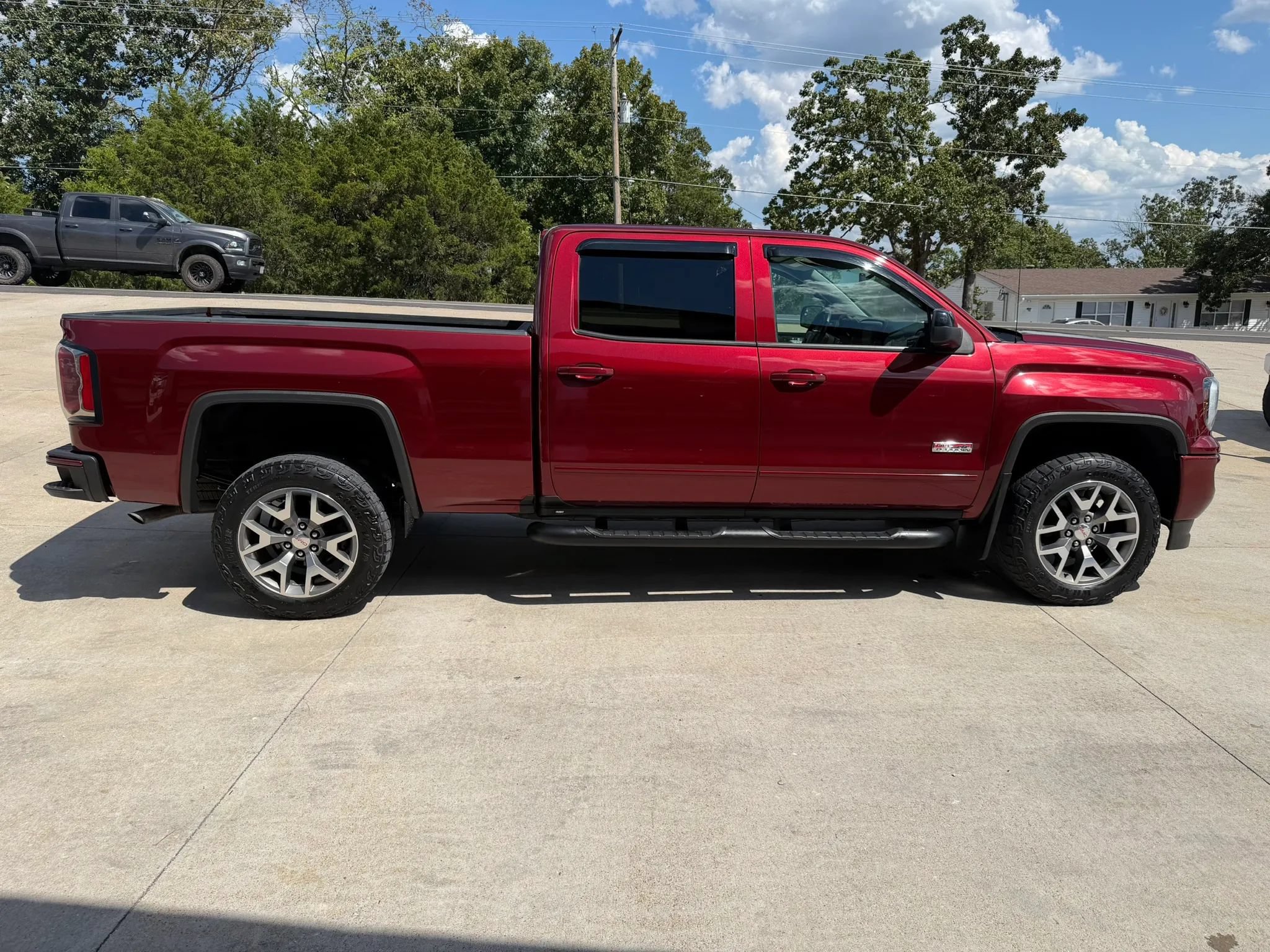 Used 2017 GMC Sierra 1500 SLT AWD/4WD image 2