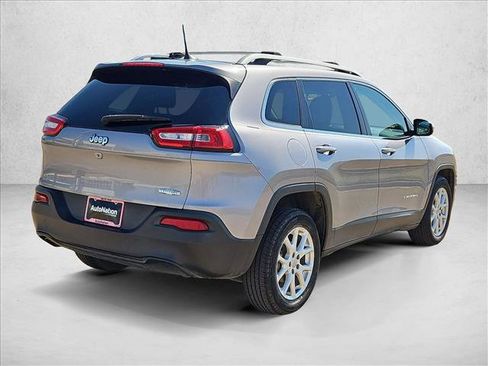 Used 2018 Jeep Cherokee Latitude w/ Cold Weather Group image 5