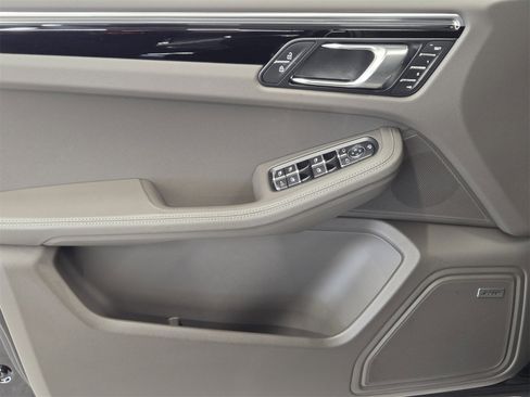 Used 2025 Porsche Macan image 14