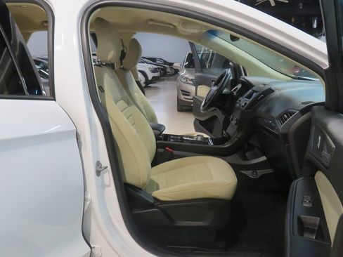 Used 2019 Ford Edge SE image 15