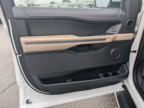 Used 2023 Ford Expedition Max XLT image 5