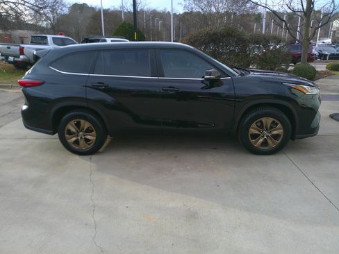 Used 2023 Toyota Highlander Bronze Edition image 8