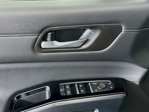 Used 2025 Nissan Pathfinder SL image 15