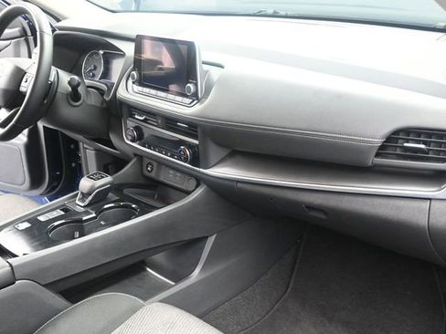 Used 2025 Nissan Rogue SV FWD image 23