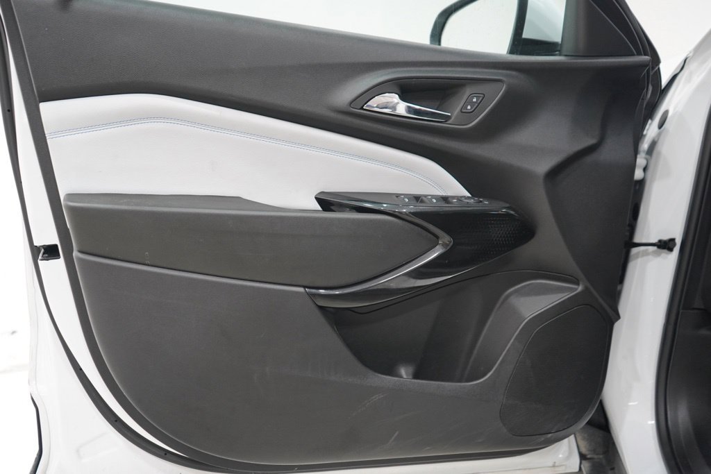 Used 2025 Chevrolet Trax LT FWD image 17