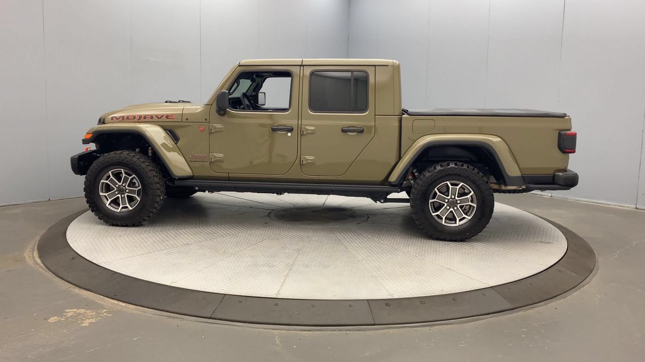 Used 2025 Jeep Gladiator Mojave AWD/4WD image 2