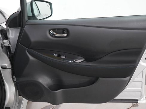 Used 2018 Nissan Leaf SV w/ SV Technology Package FWD image 11