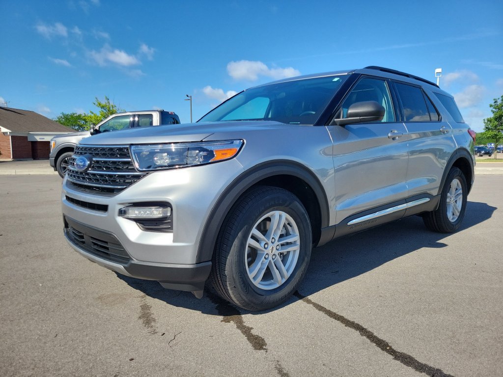 Certified 2024 Ford Explorer XLT w/ Equipment Group 202A AWD/4WD image 2