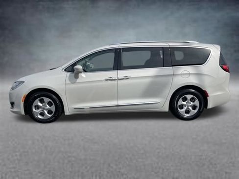 Used 2017 Chrysler Pacifica Touring-L Plus image 2