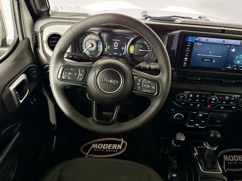 Used 2024 Jeep Wrangler Unlimited w/ Convenience Group AWD/4WD image 23