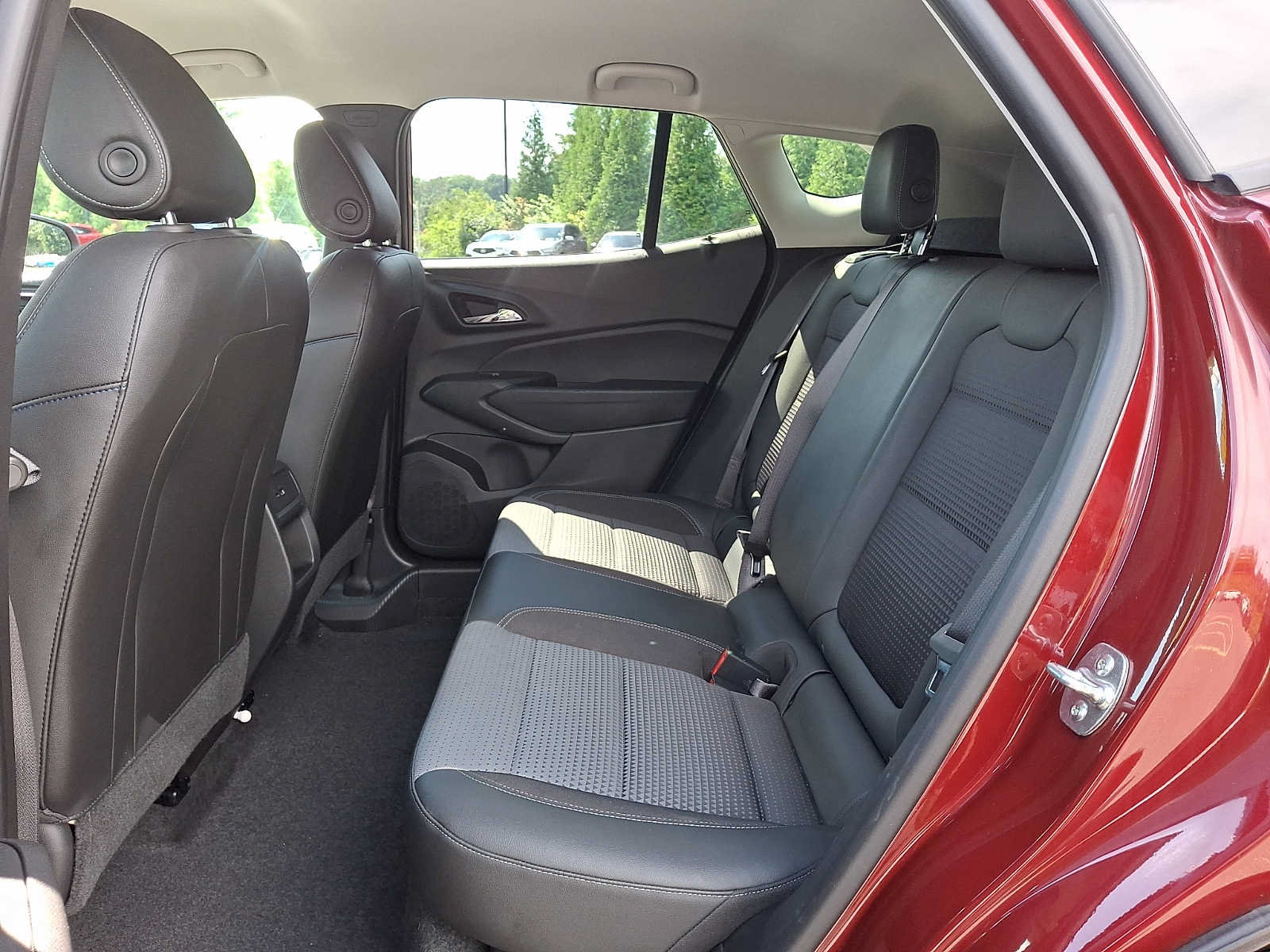 Used 2025 Chevrolet Trax LT FWD image 10