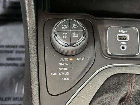 Used 2022 Jeep Cherokee Trailhawk image 24