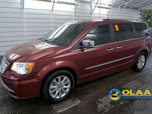Used 2016 Chrysler Town & Country Limited Platinum FWD image 1