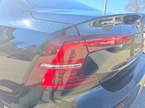 Used 2021 Volvo S60 T5 Momentum image 33