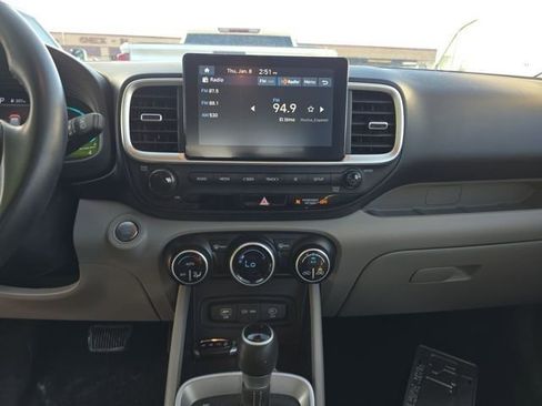 Used 2024 Hyundai Venue SEL image 7