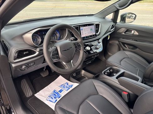New 2026 Chrysler Pacifica Select image 13