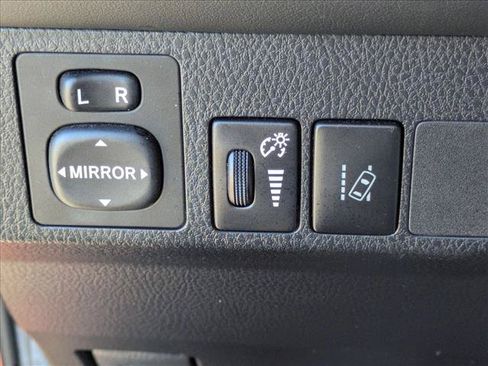 Used 2018 Toyota RAV4 LE AWD/4WD image 11