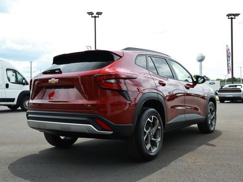 Used 2025 Chevrolet Trax LT FWD image 6