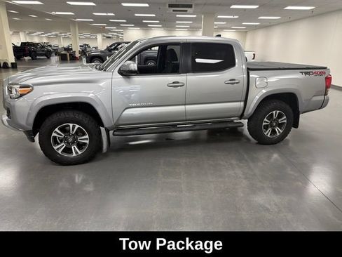 Certified 2017 Toyota Tacoma TRD Sport w/ Tow Package AWD/4WD image 4