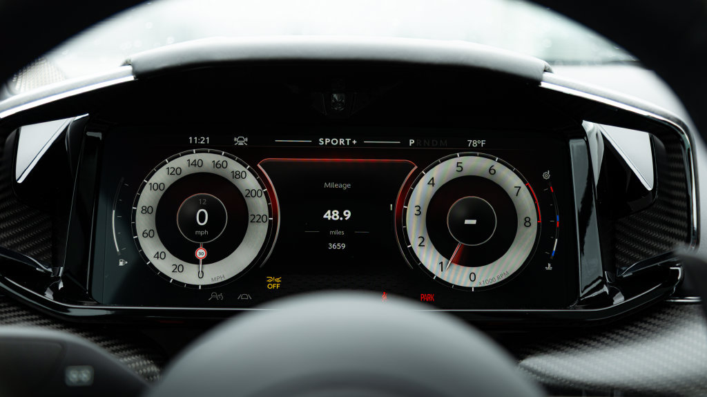 Used 2025 Aston Martin Vanquish RWD image 23