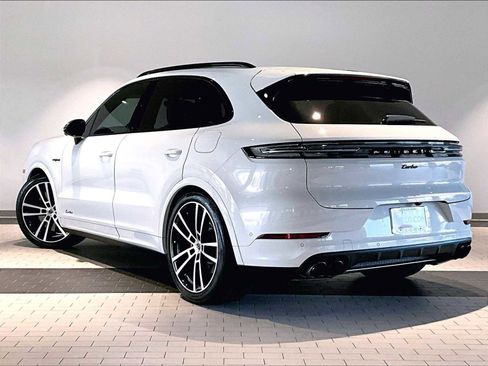 Used 2025 Porsche Cayenne Turbo image 3