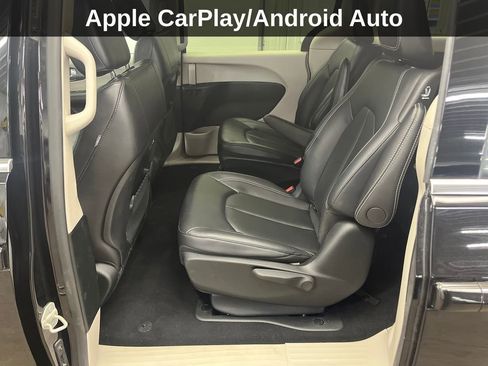Used 2024 Chrysler Pacifica Select image 16