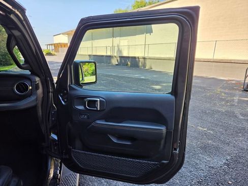 Used 2025 Jeep Wrangler Unlimited Sahara AWD/4WD image 22