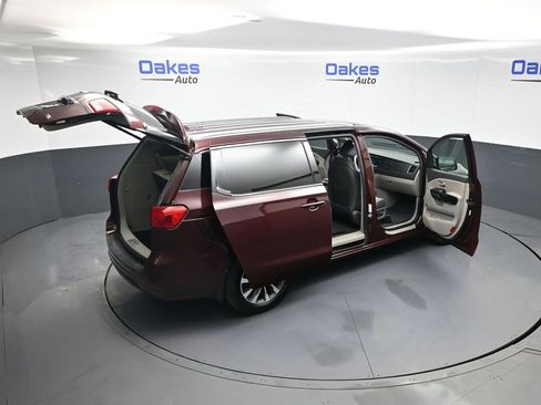 Used 2017 Kia Sedona SX image 57