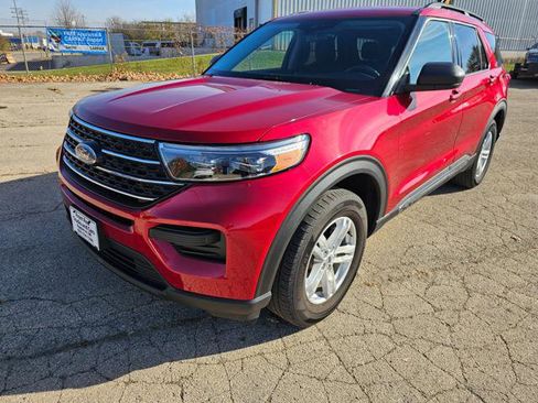 Used 2022 Ford Explorer XLT image 2